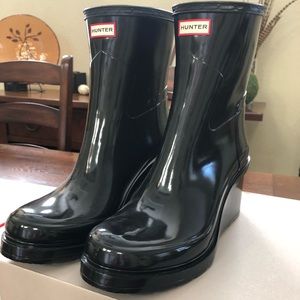 Women’s hunter mid wedge gloss black
